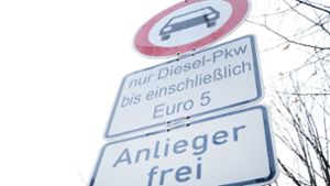 Bald wird es in Stuttgart neue Schilder für das erweiterte Dieselfahrverbot geben. Die Stadt stellt sie auf Weisung des Regierungspräsidiums auf. Womöglich werden sie aber dann abgehängt. Foto: dpa/Bernd Weissbrod