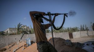 Ein Kämpfer der von der UNO anerkannten Einheitsregierung von Ministerpräsident Fajes al-Sarradsch schießt auf Chalifa Haftars Truppen. Damit soll jetzt Schluss sein. Foto: imago images / Xinhua/Amru Salahuddien