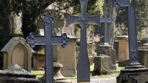 Wie pietätlos: Unbekannte Diebe stehlen in der Nacht zum Sonntag in Sindelfingen vier Grabkreuze. Foto: dpa/Symbolbild