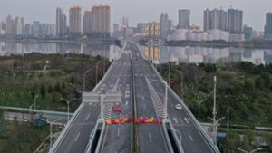Eine fast leere Schnellstraße dieser Tage in Wuhan, China. Die Reiseverbote greifen. Foto: AFP/STR