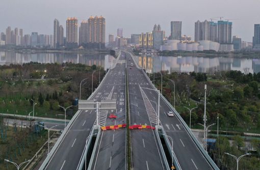 Eine fast leere Schnellstraße dieser Tage in Wuhan, China. Die Reiseverbote greifen. Foto: AFP/STR