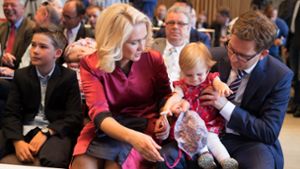 Manuela Schwesig (SPD) mit ihrem Mann Stefan (rechts) und den Kindern Julian (links) und Julia. Schwesig ist zur neuen Ministerpräsidentin gewählt worden. Foto: dpa
