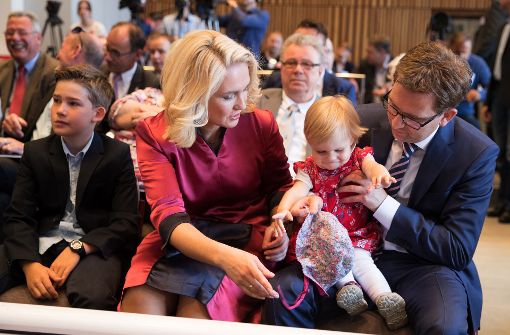 Manuela Schwesig (SPD) mit ihrem Mann Stefan (rechts) und den Kindern Julian (links) und Julia. Schwesig ist zur neuen Ministerpräsidentin gewählt worden. Foto: dpa