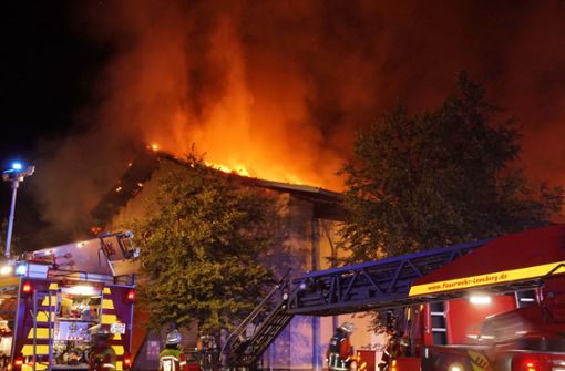 Die Feuerwehr kämpft gegen die Flammen. Foto: Andreas Rosar/Fotoagentur-Stuttgart