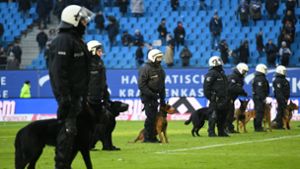Wer zahlt für die Polizeieinsätze bei Bundesliga-Spielen? Foto: dpa