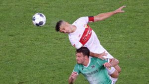 Lufthoheit: Marc Oliver Kempf vom VfB Stuttgart gegen Hannovers Stürmer Hendrik Weydandt. Foto: Baumann