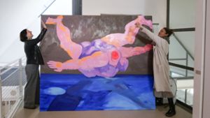 Eine Win-Win-Situation:  die Künstlerin Anna Huxel (links) und die Galerieleiterin Corinna Steimel mit dem Gemälde „Google Earth“ Foto: factum/Simon Granville