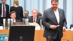 Der SPD-Parteivorsitzende und Wirtschaftsminister, Sigmar Gabriel (vorne, rechts), steht am Donnerstag in Berlin bei einer öffentlichen Sitzung des Edathy-Untersuchungsausschusses des Bundestags. Foto: dpa
