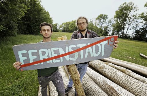 Kai Hummel (links) und Sven Renken, die Chefs des Orga-Teams, zeigen es: Die Geislinger Ferienstadt  fällt aus. Foto: Rainer Lauschke