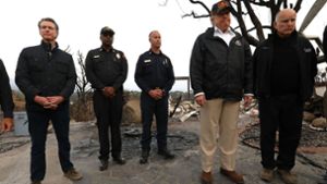Der kalifornische Gouverneur Gavin Newsom (r.) neben  Donald Trump bei der Besichtigung der Folgen eines verheerenden Waldbrands. Foto: AFP/GENARO MOLINA