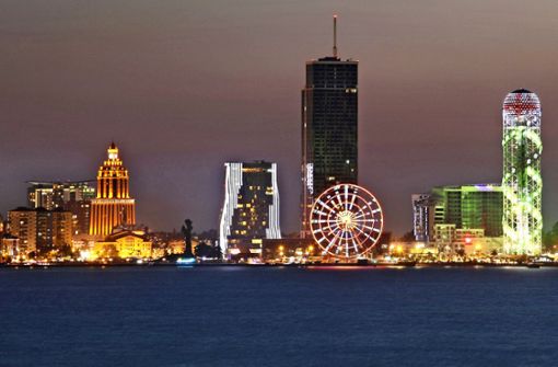 Die Skyline des modernen Batumi in der Abenddämmerung. Foto: Imago/Frank Sorge