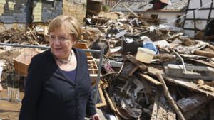Kanzlerin Angela Merkel in dem vom Hochwasser betroffenen Bad Münstereifel. Foto: dpa/Wolfgang Rattay