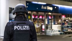 Ein Polizist begutachtet den Tatort in der  Tankstelle in Idar-Oberstein. Foto: dpa/Christian Schulz