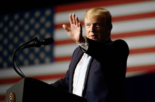 Donald Trump lässt sich von  Spitzenjuristen ins rechte Licht rücken. Foto: AFP/JIM WATSON