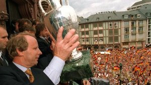 Der größte Triumph für Berti Vogts als Trainer - am 1. Juli 1996 zeigt der damalige Bundestrainer den Fans auf dem Balkon des Frankfurter Römers den Pokal: Deutschland ist Europameister. Es ist übrigens der letzte große Titel sowohl für die Nationalelf als auch für Vogts. Foto: dpa