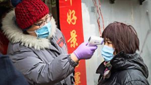 Der Mundschutz gehört in China zum normalen Erscheinungsbild – in Europa  ist er auf dem Vormarsch. Foto: dpa/Xiao Yijiu