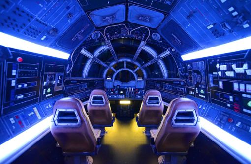 Besucher können dank einem Nachbau des  Raumschiffes Millennium Falke auf Abenteuerfahrt gehen. Foto: AFP