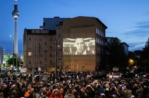 Da surren die Handykameras: Rammstein ziegt in Berlin an einer Hauswand das neue Musikvideo. Foto: dpa