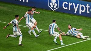 Lionel Messi (rechts) gewinnt mit Argentinien das WM-Endspiel gegen Frankreich. Foto: dpa/Robert Michael