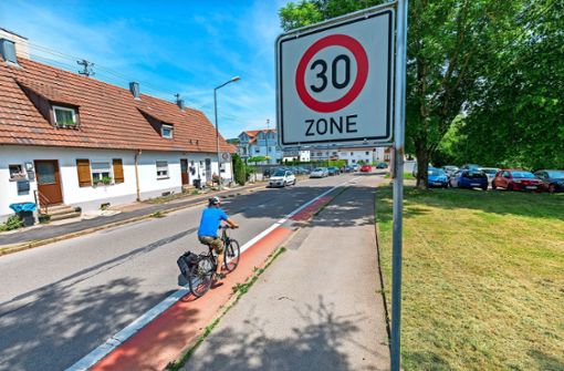 Ein Fahrradfahrer in Geislingen. Autofahrer müssen beim innerörtlichen Überholen eineinhalb Meter Abstand wahren. Foto: /Markus Sontheimer