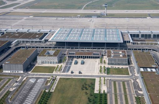 Das Hauptterminal (M) des Hauptstadtflughafens BER in Schönefeld. Foto: dpa/Ralf Hirschberger