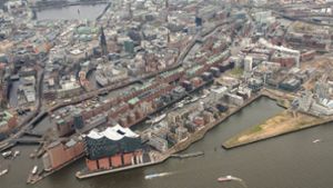 Hamburg mit der Binnenalster (oben) und der Elphilharmonie (unten). Obwohl dort viel gebaut wird, steigen die Mieten und Immobilienpreise weiter. Der Finanzsenator befürchtet, dass die Grundsteuer ein weiterer Preistreiber wird, falls diese Steuer wie geplant verstärkt am Marktwert ausgerichtet wird. Foto: dpa