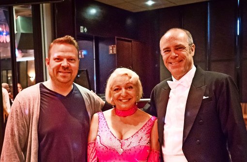 Manon Straché, Peter Kremer    und der Tanzlehrer Jörg Galitz (links) Foto: Lg/Achim Zweygarth