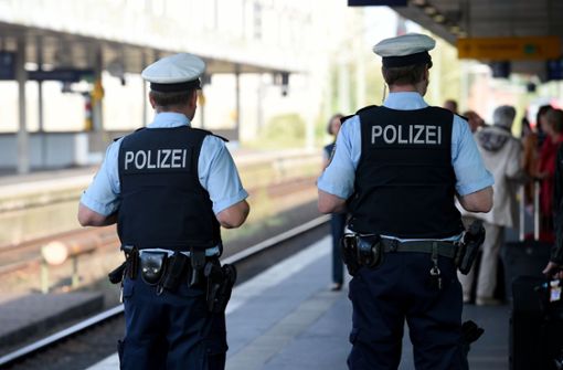 Die Polizei musste wegen eines herrenlosen Koffers in Stuttgart-Rohr ausrücken. (Symbolbild) Foto: dpa