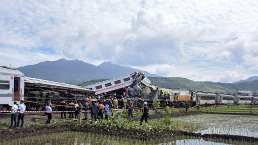 Rettungskräfte inspizieren die Zugwracks nach dem Zusammenstoß zweier Züge in Indonesien. Foto: dpa/Abdan Syakura