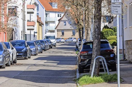 Zu wenig Platz für die Fußgänger: In der Lützelwiesenstraße gibt es jetzt Strafzettel fürs Parken auf dem Gehweg. Foto: Stefanie Schlecht