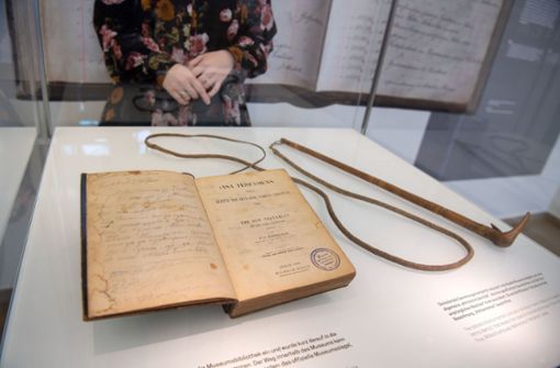 Bibel und Peitsche des namibischen Nationalhelden Hendrik Witbooi waren bis vor kurzem im Stuttgarter Lindenmuseum zu sehen. Foto: dpa