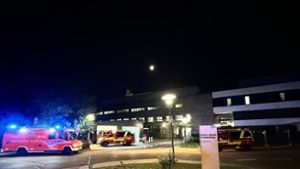 Kurz vor Mitternacht musste die Feuerwehr zu einem Einsatz im Robert-Bosch-Krankenhaus ausrücken. Foto: 7aktuell.de/Alexander Hald