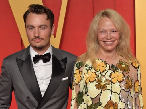 In Begleitung ihres ältesten Sohnes Brandon Thomas Lee strahlte Pamela Anderson ungeschminkt auf dem roten Teppich der Vanity Fair Oscar Party. Foto: imago/Featureflash