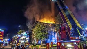 Auf ein flammendes Inferno stoßen die Feuerwehrleute in der Nacht auf den 11. September 2019 in der Leonberger Vergärungsanlage. Foto: SDMG/Dettenmeyer