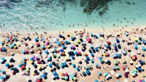Während der Urlaubssaison sind die Strände Sardiniens mit Sonnenschirmen nur so übersät. Foto: Imago / Jöran Steinsiek