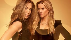 Jennifer Aniston (links) und Reese Witherspoon spielen in  „The Morning Show“ zwei TV-Journalistinnen Foto: Apple TV+