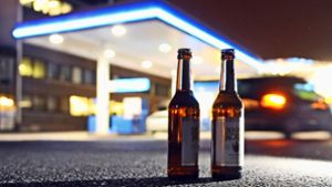 Ums Bier von der Tanke geht’s bei Jugendschutzkontrollen weniger – gefahndet wird nach hochprozentigem Alkohol Foto: dpa/Bernd Weißbrod