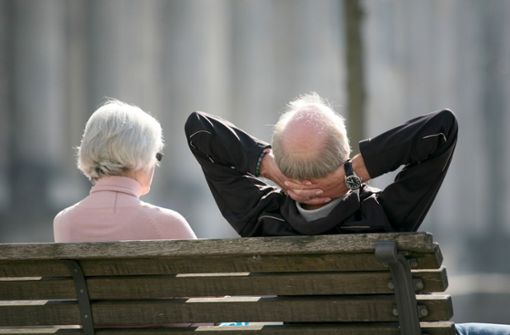 Ein entspanntes Leben wünschen sich viele Rentner. Die Lage der Rentenversicherung dagegen wird in den kommenden Jahren immer angespannter. Foto: dpa/Stephan Scheuer
