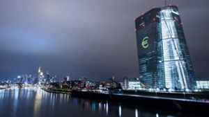 Die Fassade der Europäischen Zentralbank wurde 2016 mit einem Eurozeichen geschmückt. Heute ist die Bank wegen der Niedrigzinspolitik in die Kritik geraten. (Archivbild) Foto: dpa/Boris Roessler