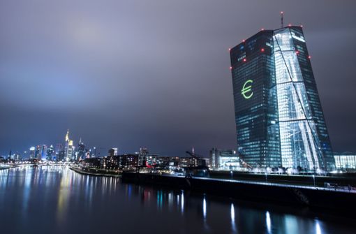 Die Fassade der Europäischen Zentralbank wurde 2016 mit einem Eurozeichen geschmückt. Heute ist die Bank wegen der Niedrigzinspolitik in die Kritik geraten. (Archivbild) Foto: dpa/Boris Roessler