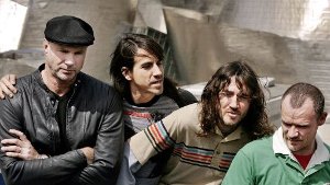 Das neue Album der Red Hot Chili Peppers ist für März 2011 angekündigt. Der Nachfolger des 2006 erschienen Doppelalbums Stadium Arcadium wird diesmal ohne John Frusciante (2. von rechts) auskommen müssen. Der Gitarrist der 2009 die Band verließ, wird von Josh Klinghoffe ersetzt. Foto: AP