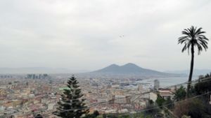 Blick vom Castel SantElmo auf die Stadt und den Vulkan Vesuv. Foto: Alexandra Stahl/dpa-tmn/dpa