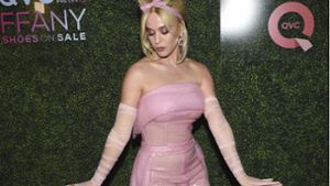 Katy Perry ganz in Rosa auf dem roten Teppich der QVC’s „FFANY Shoes on Sale“-Gala. Foto: Invision