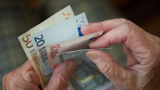 Das persönliche Netto-Einkommen beträgt bei vier von zehn Rentnerinnen und Rentnern  weniger als 1250 Euro. (Symbolfoto) Foto: dpa/Marijan Murat
