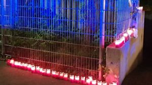 Mit brennenden Grablichtern und einem Schweigemarsch haben die Marbacher Feuerwehrleute am Montag  ihrer toten Kameradin gedacht. Foto:  