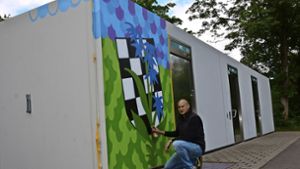 Simon Löchner verschönert die WC-Anlage an der Mühlhäuser Straße. Foto: jas