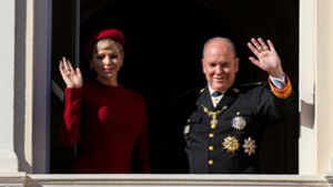 Fürst Albert II. von Monaco und Fürstin Charlène am Nationalfeiertag 2023 in Monaco. Foto: Daniel Cole/AP/dpa