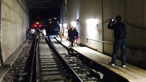 Wegen einer Weichenstörung kann eine S1 am Dienstagabend den Hauptbahnhof nicht anfahren. Der Zug im Tunnel wird evakuiert, die Fahrgäste laufen zu Fuß zur Haltestelle.  Foto: Moritz Henne