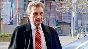 EU-Kommissar Günther Oettinger auf dem Weg in den Gerichssaal. Foto: dpa