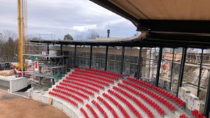 Noch ist der Stadionbau des TV Cannstatt nicht ganz  abgeschlossen, die 650 Sitzschalen aber bereits montiert. Foto: Torsten Streib
